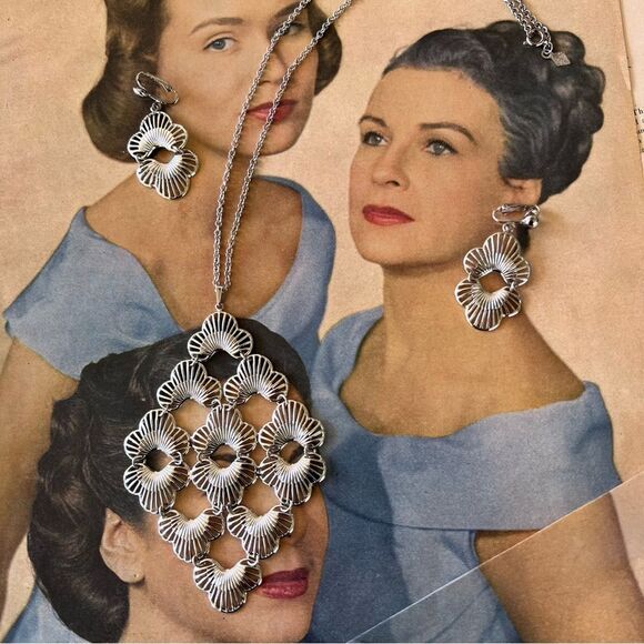 Elegant Silver Matching Jewelry Set - Picture 1 of 3
